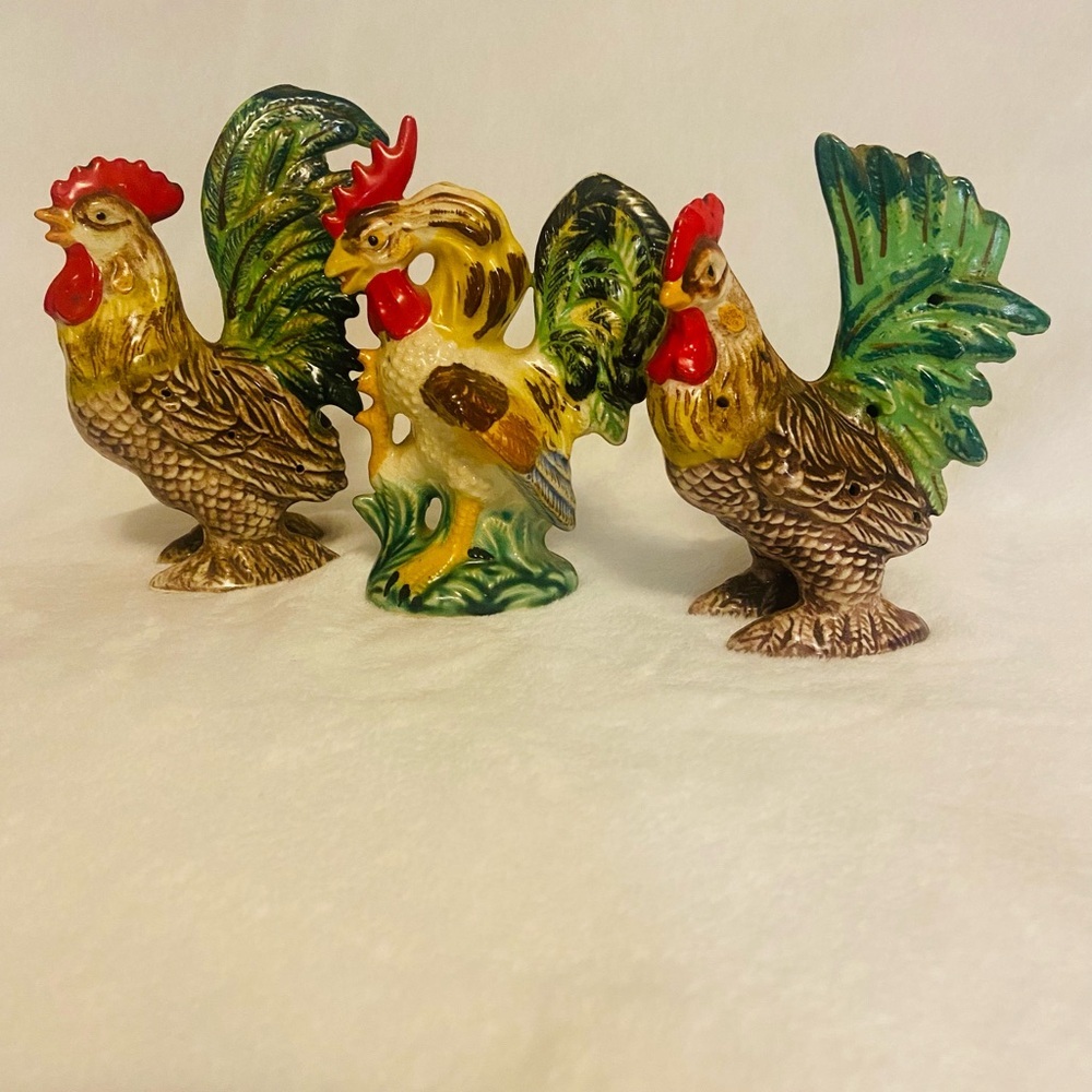 Salt and Pepper Shakers of Fighting Roosters and 2 Hens Vintage EUC
By Napco